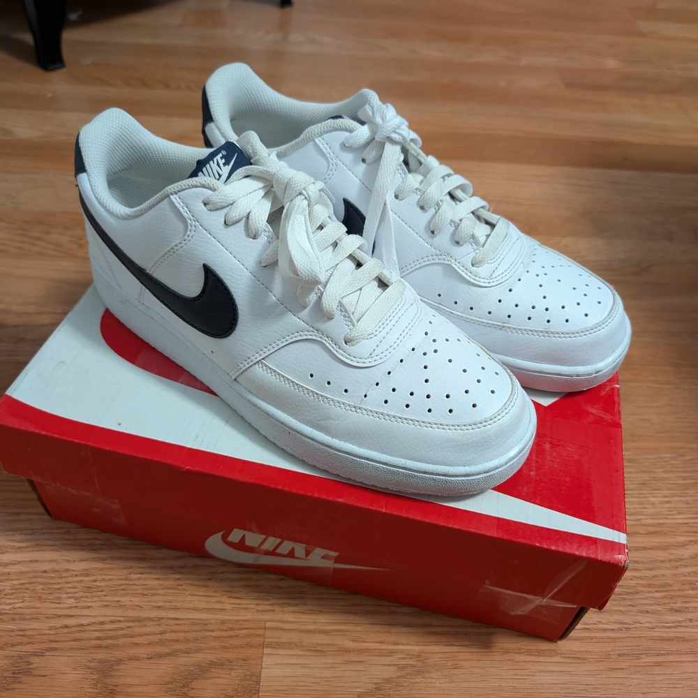 Nike White and Black Sneakers